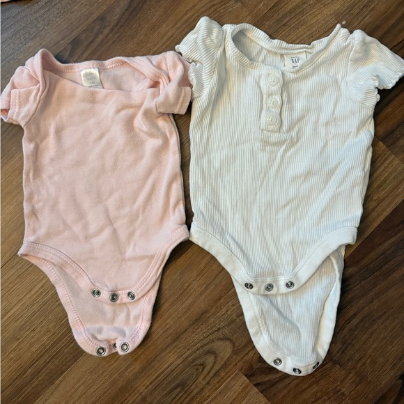Girls onesie lot NB & 0-3m - Picture 5 of 5